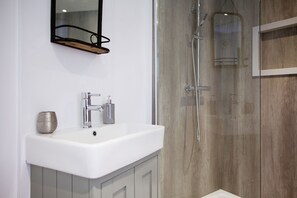 Bathroom - En-suite Roundhouse cabin with electric hot tub (Bude)