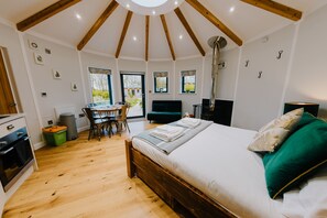1 bedroom, free WiFi, bed sheets - Fern Leaf Roundhouse (Pet Friendly) (Bude)