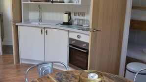 Frigorifero, forno, piano cottura, tostapane
