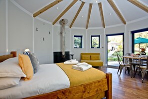 2 bedrooms - A the family roundhouse that sleeps 6 guests  in 2 bedrooms (Bude)