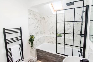 Een haardroger, handdoeken, zeep, toiletpapier