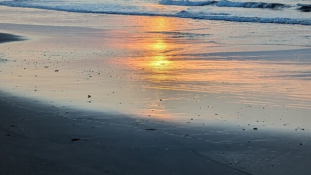 A beach with a sunset over the ocean. - Tranquility Studio (Esterillos Centro)