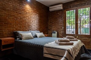 6 عدّة غرف نوم وواي فاي وملاءات أسرّة