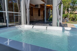 Tina de hidromasaje al aire libre