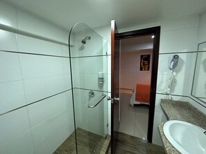 Standard Single Room | Bathroom | Shower, rainfall showerhead, towels, soap - Fortune Hotel  (Guayaquil)