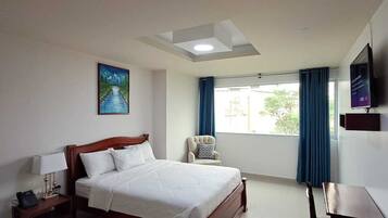 Deluxe Room, Multiple Bedrooms, City View | Bathroom