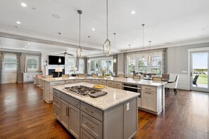 Kjøleskap, ovn, oppvaskmaskin og kaffetrakter/tekoker