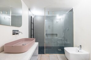 Shower, hair dryer, bidet, towels - Hidden Gem on Chiaia pedestrian area (Naples)