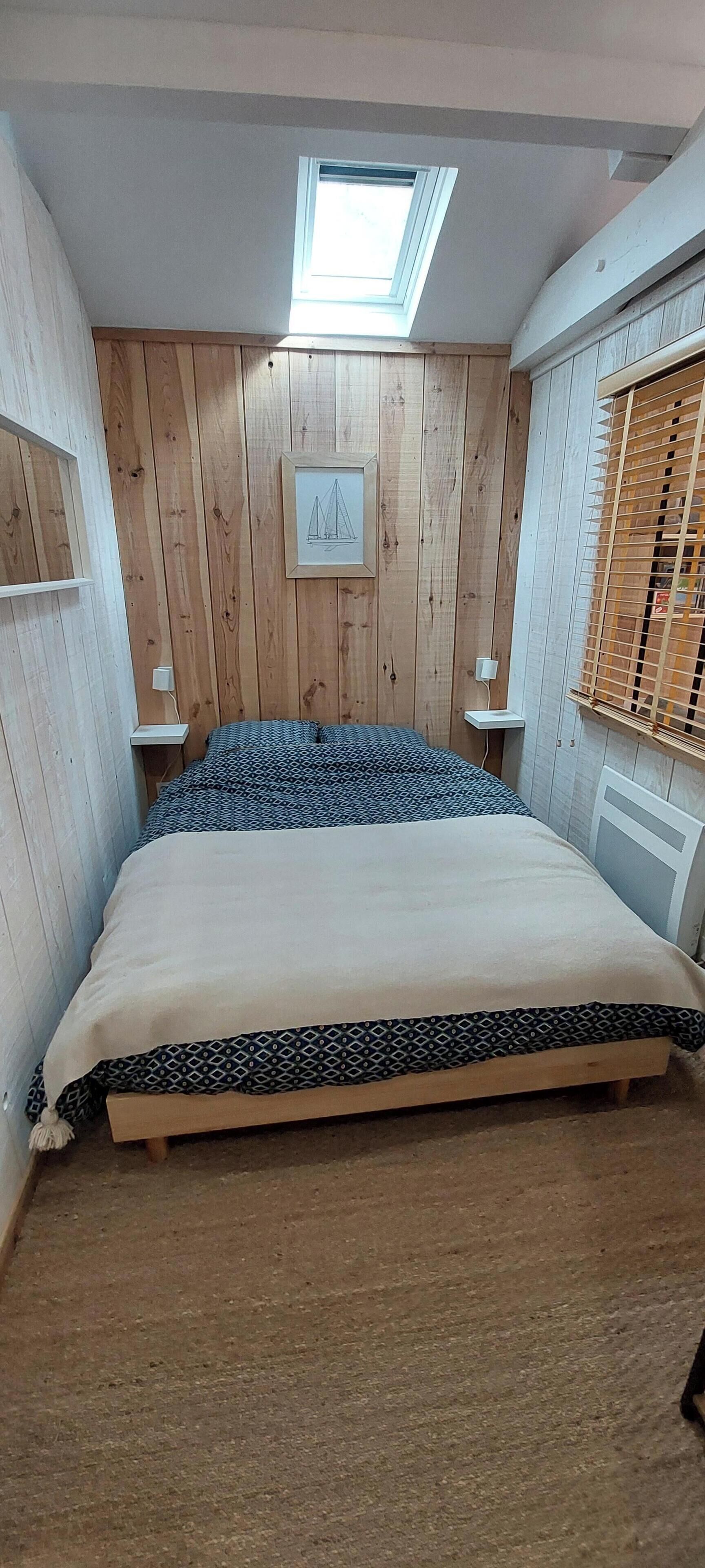 1 sovrum, skrivbord, resesäng och gratis wi-fi