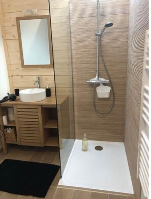 Douche, sèche-cheveux, serviettes fournies, savon
