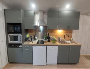 Frigorifero, microonde, forno, piano cottura