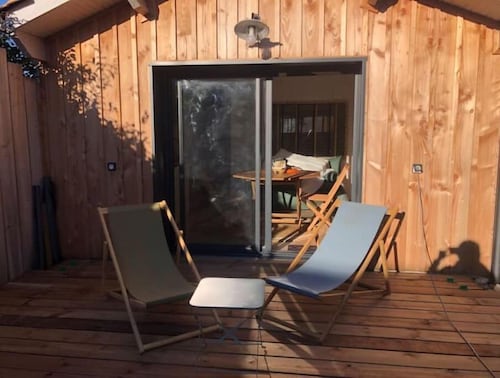 Jolie cabane avec grande terrasse  bois pour 4 voyageurs 
