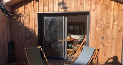 Jolie cabane avec grande terrasse bois pour 4 voyageurs