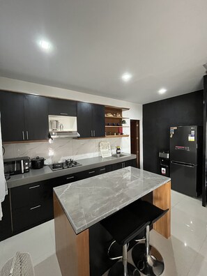 Réfrigérateur, micro-ondes, plaque de cuisson, cafetière/bouilloire