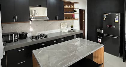 2BR Home (corner lot). With Lanai, 100 Mbps Internet and Netflix.