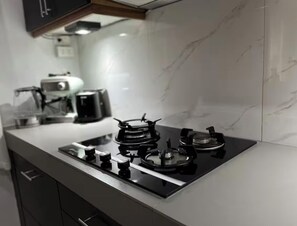 Køleskab, mikrobølgeovn, kogeplade, kaffe-/temaskine