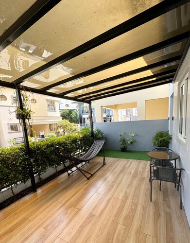 2BR Home (corner lot). With Lanai, 100 Mbps Internet and Netflix.