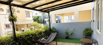 2BR Home (corner lot). With Lanai, 100 Mbps Internet and Netflix.