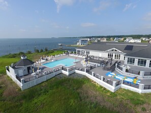 Una piscina cubierta, una piscina al aire libre