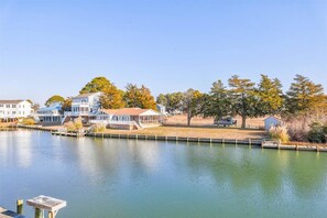 Une propriété située au bord de l’eau, dotée d’un quai, d’un espace abrité et d’un petit bâtiment.