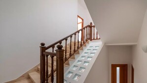 Een trap met houten spijlen en een wand van glas.