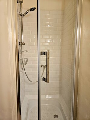 Dusche, kostenlose Toilettenartikel, Haartrockner, Handtücher