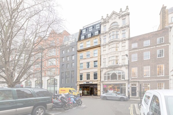Exterior - Golden Square Soho  (London)
