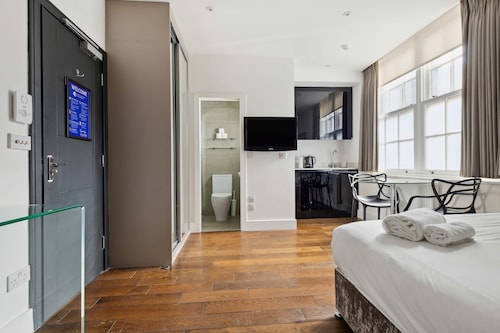 London Collection Golden Square