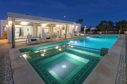 Villa in San Antonio Sleeps 10