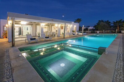 Villa in San Antonio Sleeps 10