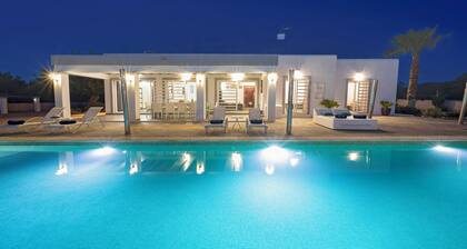 Villa in San Antonio Sleeps 10