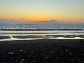 På stranden, liggestole, badehåndklæder