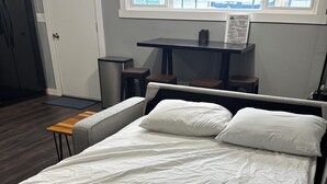 Ein ordentlich bezogenes Bett mit weißen Leinen in einem Hotelzimmer.