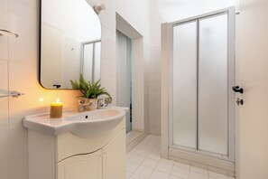 Een douche, een haardroger, een bidet, handdoeken