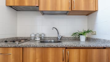 Frigorifero, microonde, piano cottura, lavastoviglie