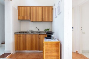 Réfrigérateur, micro-ondes, plaque de cuisson, lave-vaisselle