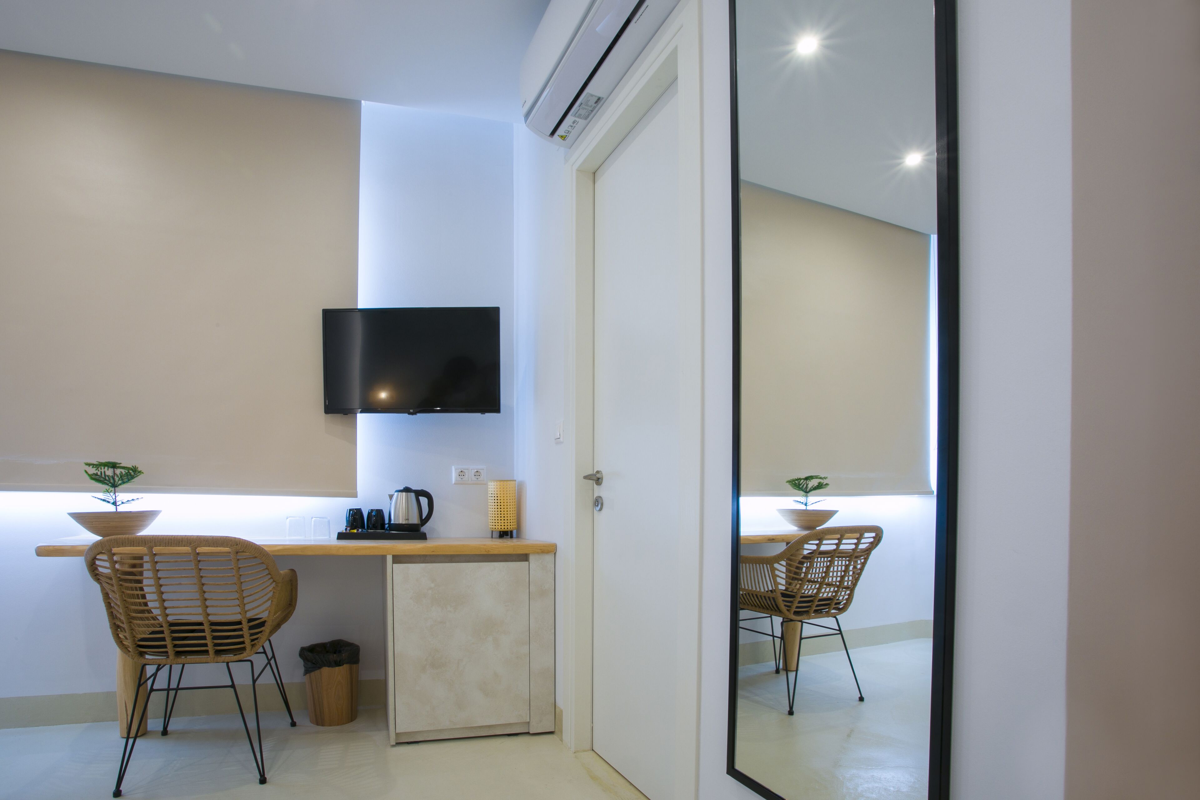 Rom – superior, 1 soverom | Oppholdsområde | En 32-tommers smart-TV med digitale kanaler