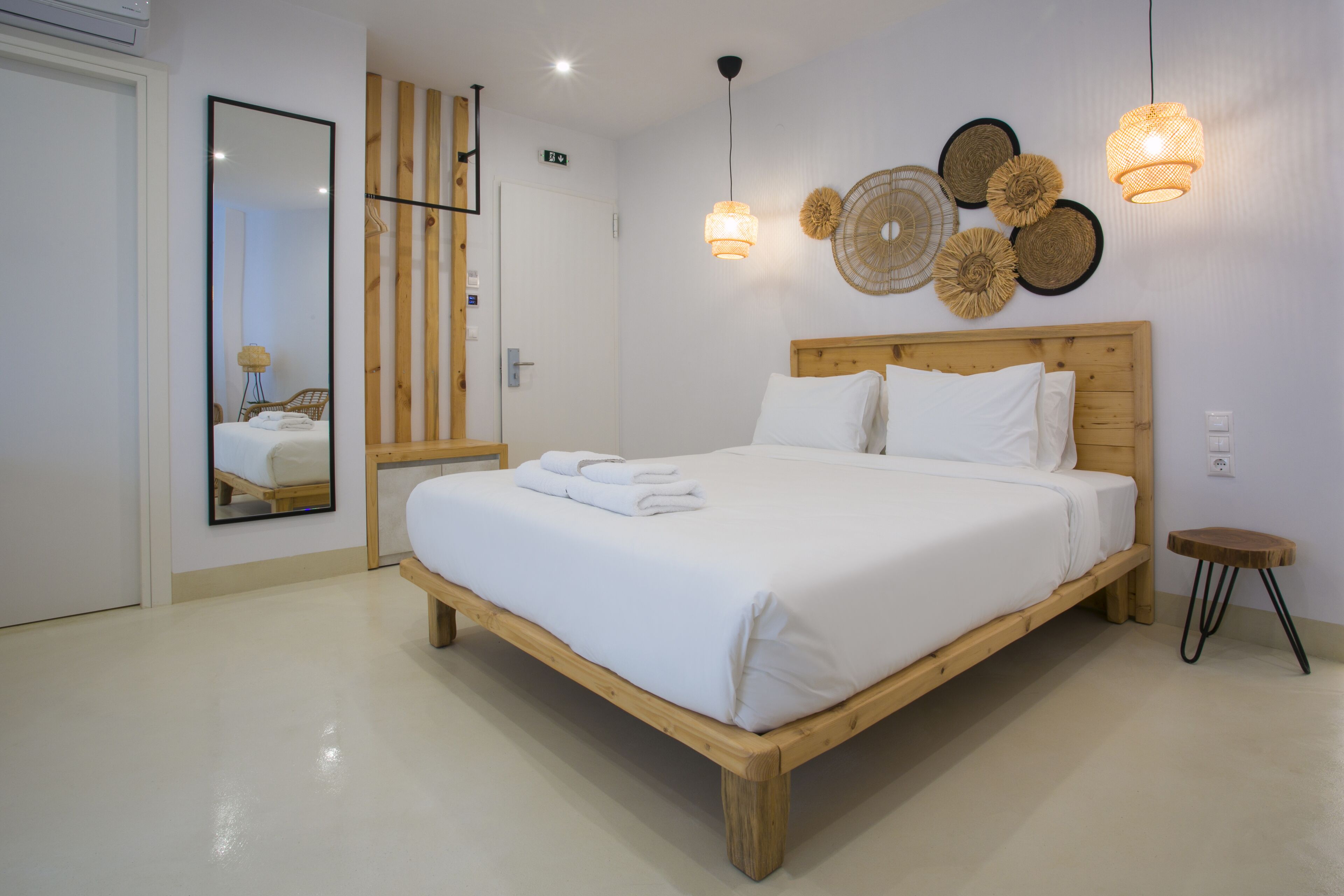 Superior kamer, 1 slaapkamer | Hypoallergeen beddengoed, een kluis op de kamer, een bureau