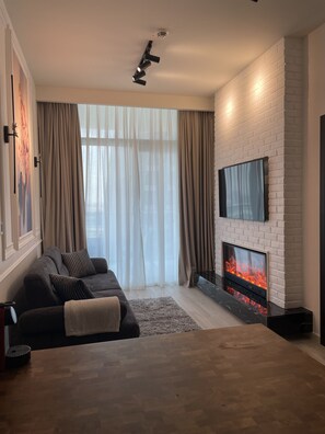 Een televisie en een open haard