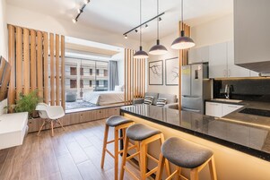 Suíte júnior, vista para a piscina | 1 quarto, roupas de cama premium, frigobar, cofres nos quartos