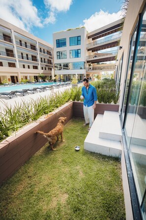 Suite Junior, terrasse, vue piscine | Terrasse/Patio