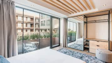 Suite Junior, balcone, vista piscina | 1 camera, biancheria da letto di alta qualità, minibar
