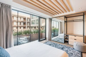 Suíte júnior, sacada, vista para a piscina | 1 quarto, roupas de cama premium, frigobar, cofres nos quartos
