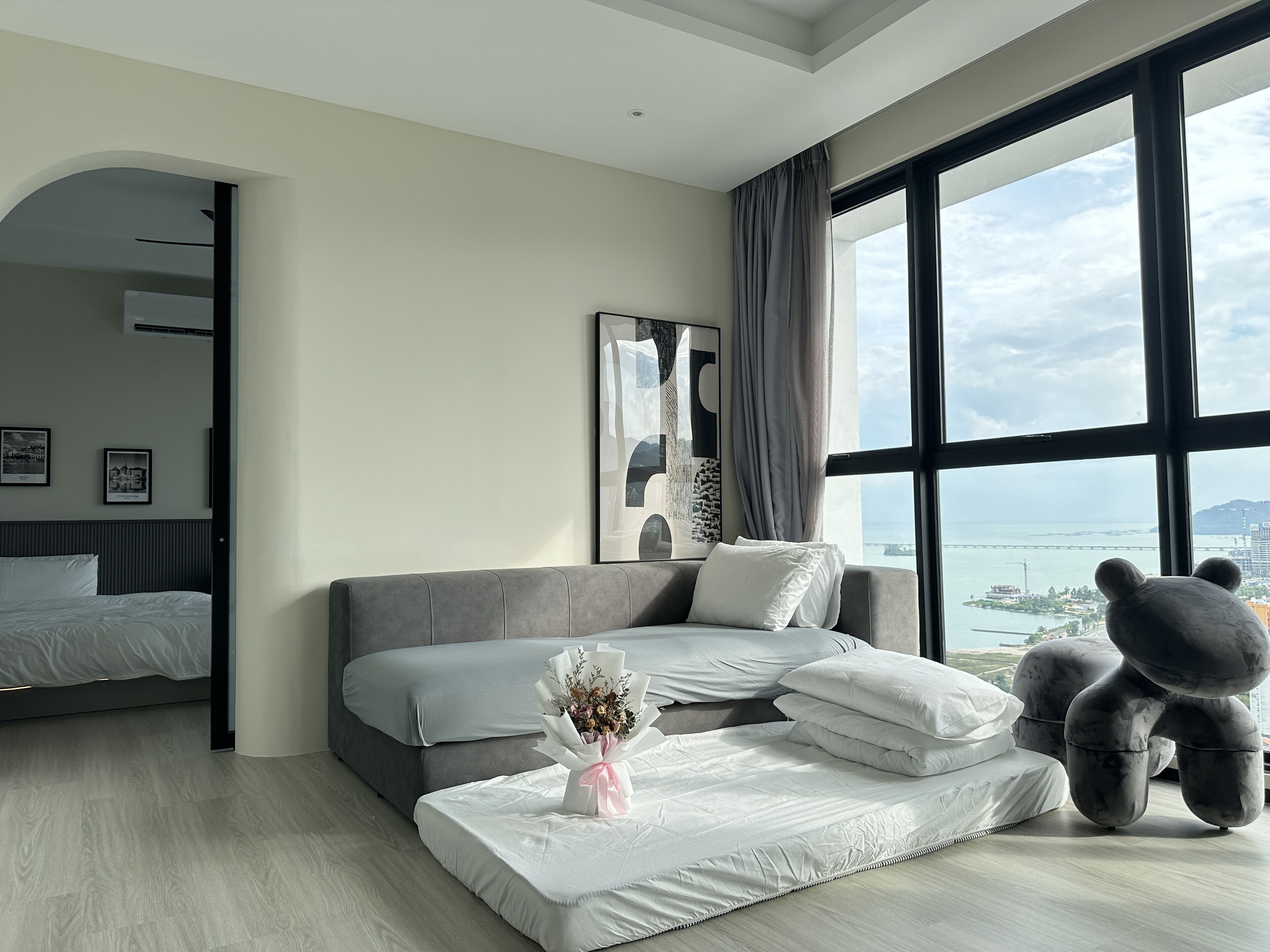 2 bedrooms, iron/ironing board, WiFi