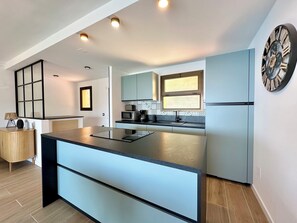 Køleskab, mikrobølgeovn, ovn, kogeplade