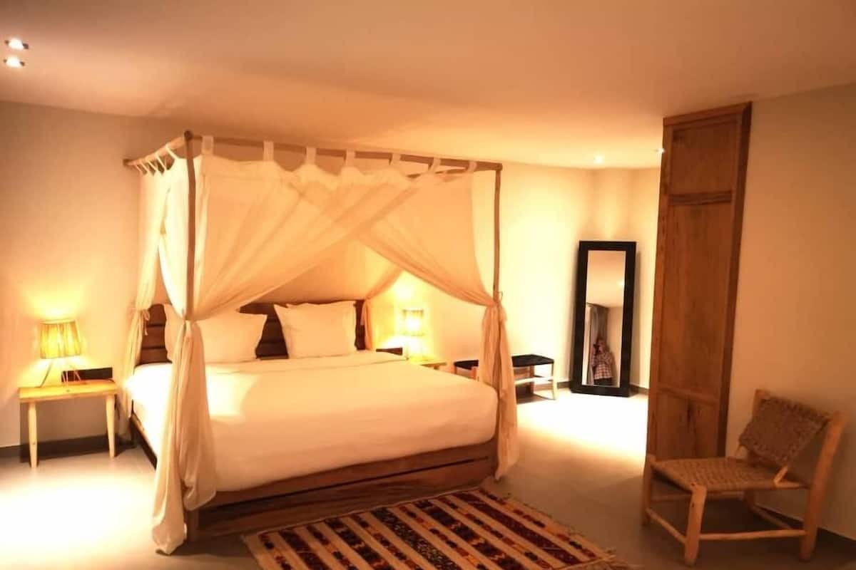 Premium tweepersoonskamer, 1 kingsize bed, uitzicht op zwembad | Luxe beddengoed, donzen dekbedden, een minibar, een kluis op de kamer
