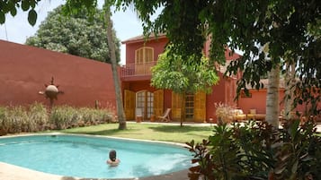 Piscine extérieure, parasols de plage, chaises longues