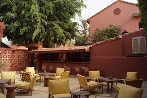 Bar junto a la piscina