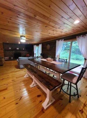 Interior - Near Lake Winnipesaukee & Gunstock Mountain. 
Spacious 3 Bedroom, 2 Bath (Gilford)