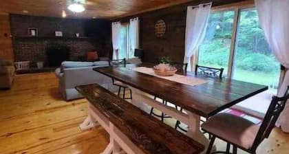 Near Lake Winnipesaukee & Gunstock Mountain.
Spacious 3 Bedroom, 2 Bath